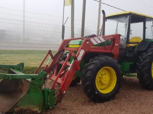 John Deere 2250 con pala Frontal Mailleux