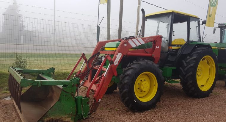 John Deere 2250 con pala Frontal Mailleux