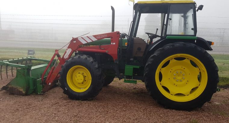 John Deere 2250 con pala Frontal Mailleux