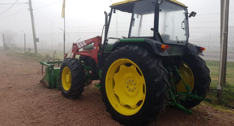 John Deere 2250 con pala Frontal Mailleux