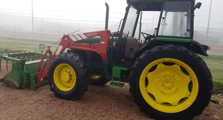 John Deere 2250 con pala Frontal Mailleux