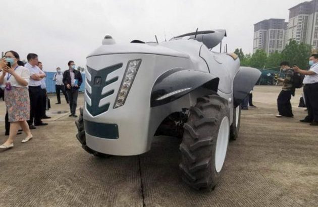 China lanza su primer tractor eléctrico robótico 5G