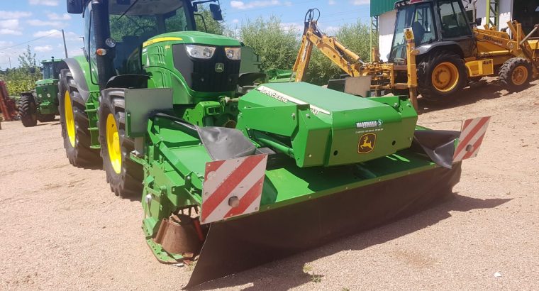 Tractor John Deere con segadora frontal