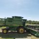 COSECHADORA JOHN DEERE 9600 CON PLATAFORMA JOHN DEERE 930.