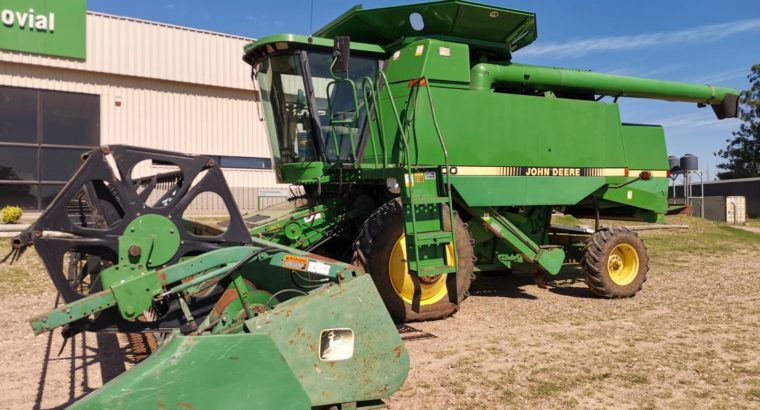 COSECHADORA JOHN DEERE 9600 CON PLATAFORMA JOHN DEERE 930.