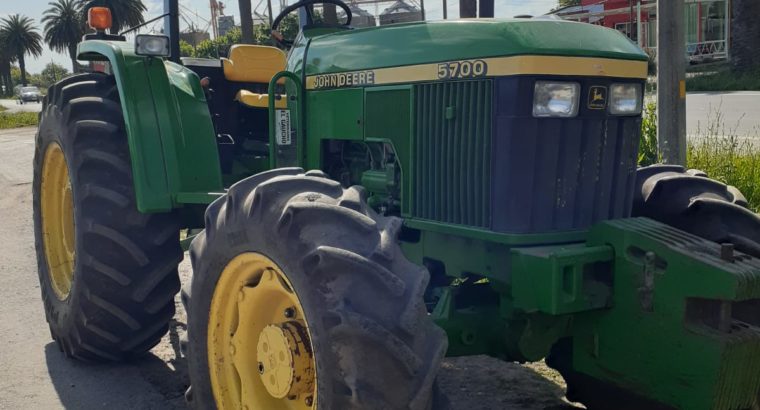 VENDIDO Tractor John Deere 5700 VENDIDO