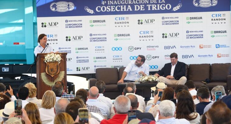 Lacalle Pou participó en la inauguración de la cosecha del trigo en Dolores